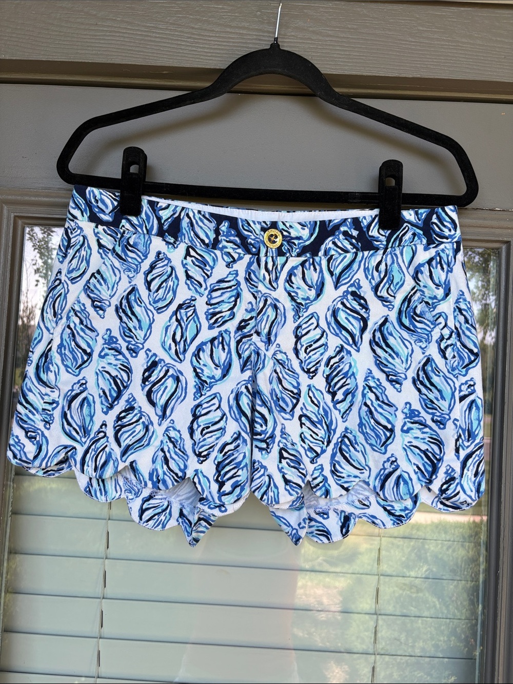 Lilly Pulitzer Buttercup Stretch Shorts
Size 4 Blue Seashell Scalloped
Hem